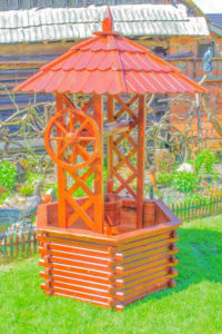 zahradna dekoracia drevena studna