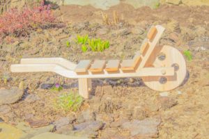 dekoracia do zahrady dreveny furik