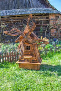 dekorace do zahrady mlyn stredny hnedy opaleny vrtula